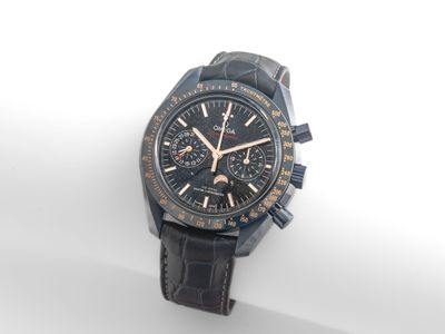 une image représentant une montre-bracelet au cadran noir posée sur une surface blanche
