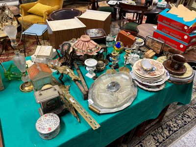 Important lot de bibelots, assiettes décoratives, deux tasse…