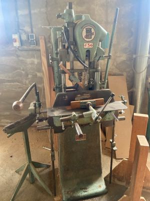 une machine posée sur une table dans une pièce