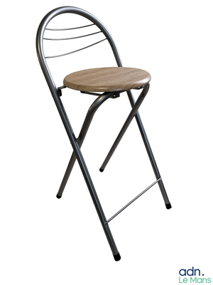 une chaise dont l'assise est en bois