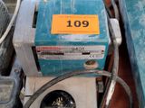 une machine posée sur une table, avec beaucoup de fils