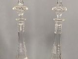 paire de bougeoirs en cristal taillé en forme de carafe