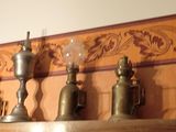 de nombreux types de bougies posées sur une étagère