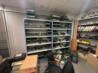 une pièce dans laquelle se trouvent de nombreuses étagères et une chaise