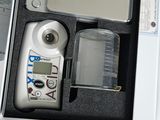 une photo d'un téléphone portable dans une boîte posée sur une étagère