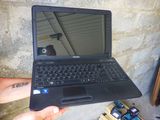 une personne tenant un ordinateur portable à la main
