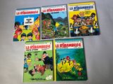 quatre bandes dessinées pour enfants sont alignées sur une table