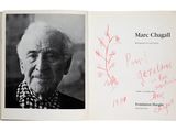 une photo en noir et blanc d'un livre sur lequel figure l'image d'un homme