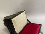 une mallette noire avec une doublure rouge sur le dessus