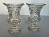 deux vases en verre posés sur une table l'un à côté de l'autre