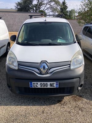 deux voitures garées l'une à côté de l'autre dans un parking