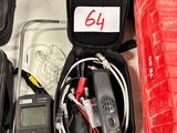 un grand nombre d'appareils électroniques posés sur une table