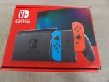La Nintendo Switch se trouve dans la boîte, prête à l'emploi.