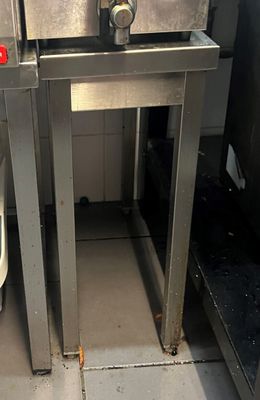a picture of a machine that is sitting in a room