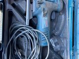 une boîte bleue avec des outils à l'intérieur sur le sol