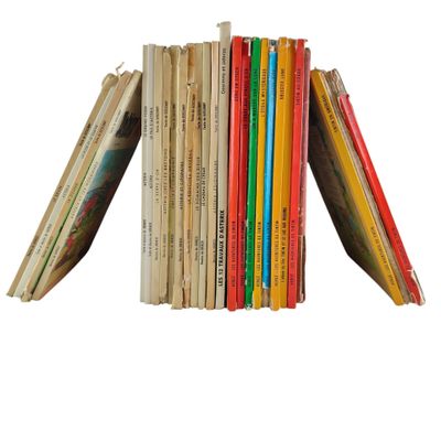 une pile de livres empilés les uns sur les autres