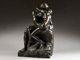 une statue représentant un homme et une femme assis sur un rocher