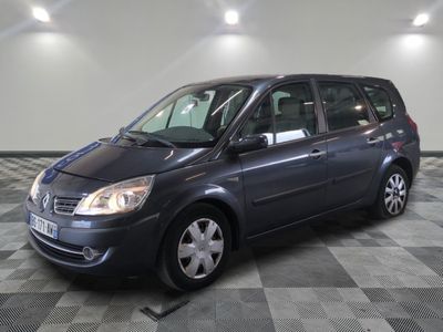 la photo d'une voiture grise garée dans un garage