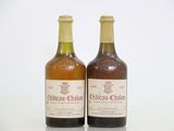 deux bouteilles de vin posées l'une à côté de l'autre sur une table