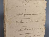 un gros plan d'un morceau de papier sur lequel on a écrit