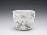 une image représentant une tasse blanche ornée d'oiseaux et de fleurs