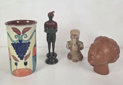 trois vases placés l'un à côté de l'autre