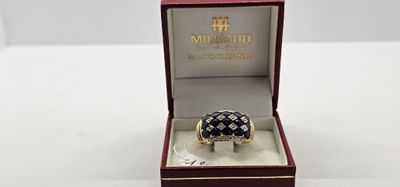 une image représentant une bague dans un écrin posé sur une surface blanche