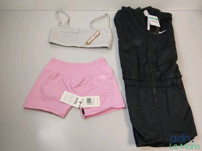 deux vêtements posés sur une table, à côté d'un short