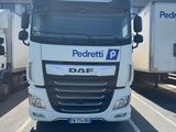 un camion blanc qui roule dans la rue