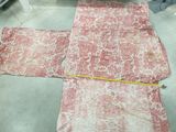 un morceau de tissu posé par terre avec un mètre ruban