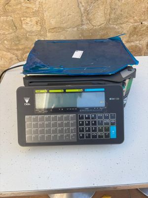 un ordinateur portable posé sur une table, avec un sac par-dessus