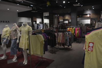 de nombreux mannequins exposés dans un magasin de vêtements