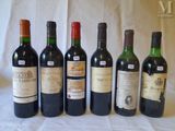 plusieurs bouteilles de vin sont alignées sur une table
