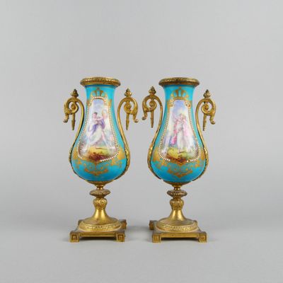 paire de vases bleus et or posés sur une table