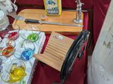 une table sur laquelle se trouvent plusieurs objets