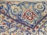 un gros plan sur un tapis orné d'un motif floral