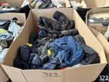 une boîte en carton remplie de vêtements et d'autres objets