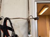 un tas d'outils accrochés au mur d'une pièce