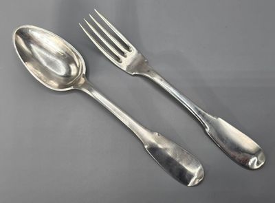 deux cuillères et une fourchette posées côte à côte sur une table