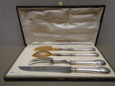 un coffret contenant un service d'argenterie