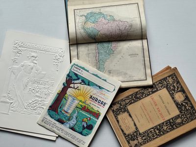 plusieurs livres et une carte posés sur une table