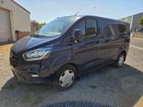 une fourgonnette Ford Transit garée sur un parking près d'un immeuble