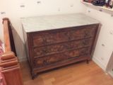 une commode en marbre dans le coin d'une pièce