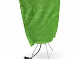 un gros plan d'une chaise verte à laquelle est attaché un cordon