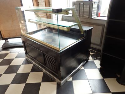 un sol en damier noir et blanc avec une vitrine en verre