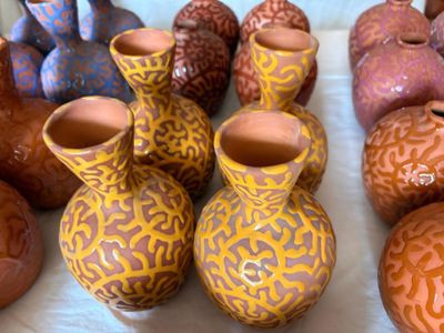 de nombreux vases posés sur une table