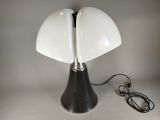 une lampe posée sur une table à côté d'un chargeur