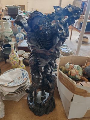 un vase posé sur une table dans une pièce