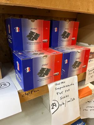 Plusieurs caisses de bière sont posées sur une étagère dans un magasin.