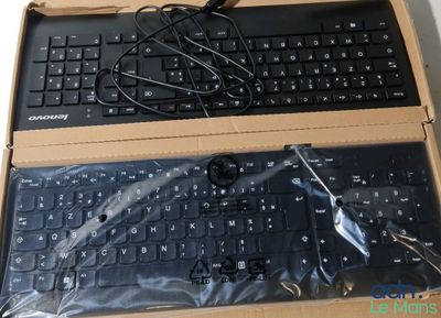 une boîte contenant un clavier et une souris